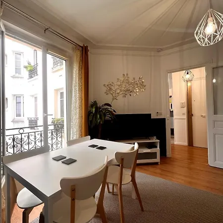 A Stone's Throw From The Eiffel Tower Paris